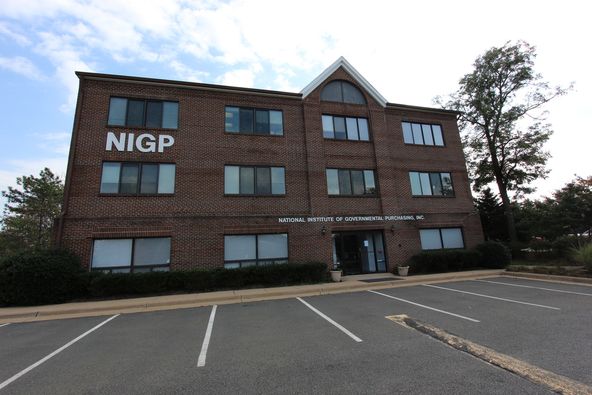 151 Spring St, Herndon, VA 20170